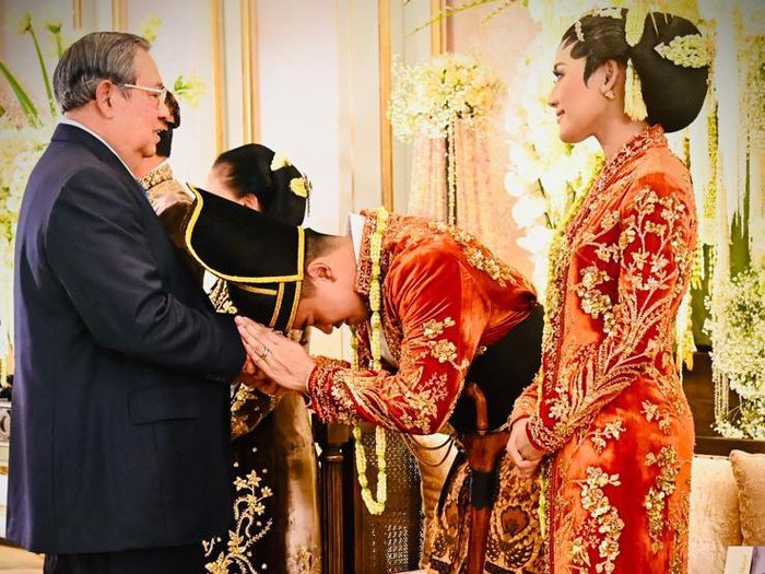 Susilo Bambang Yudhoyono (SBY) menghadiri acara tasyakuran pernikahan Kaesang Pangarep dan Erina Sofia Gudono di Puro Mangkunegaran, Solo, Minggu (12/12/2022).