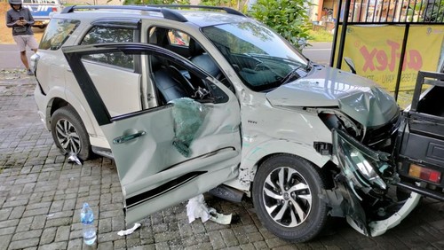Kondisi Toyota Rush yang ringsek usai tabrakan dengan Isuzu Pick Up di Negara, Senin (12/12/2022).