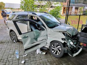 Toyota Rush Ringsek Usai Tabrak Isuzu Pick Up di Negara