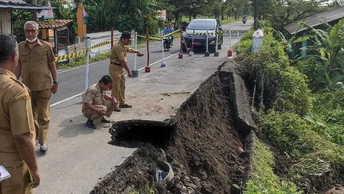 Talut Jalan Basin - Gayamprit ambrol di Desa Nglinggi, Kecamatan Klaten Selatan
