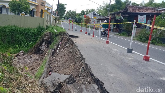 Talut jalan raya Basin-Gayamprit dipasang garis pengaman.