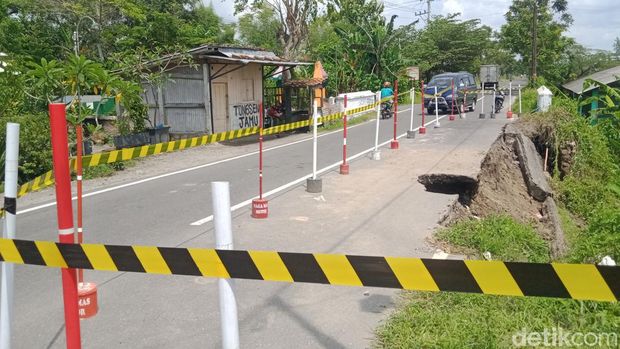 Talut jalan raya Basin-Gayamprit dipasang garis pengaman.