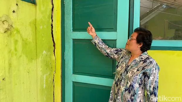 Tanah gerak di Desa Rakitan, Banjarnegara, berdampak ke bangunan SD dan rumah warga. Foto diunggah Senin (12/12/2022).
