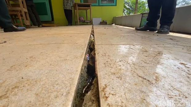Tanah gerak di Desa Rakitan, Banjarnegara, berdampak terhadap bangunan SD dan rumah warga. Foto diunggah Senin (12/12/2022).