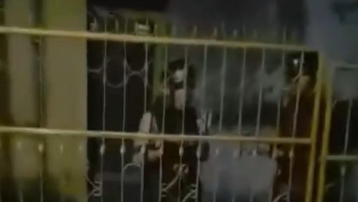 Tangkapan layar video dua pria meminta uang kepada warga. (Foto: Istimewa)