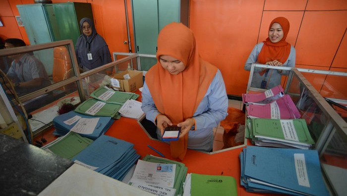 Terakhir 20 Desember, Begini Sibuknya Kantor Pos Layani Pencairan BSU