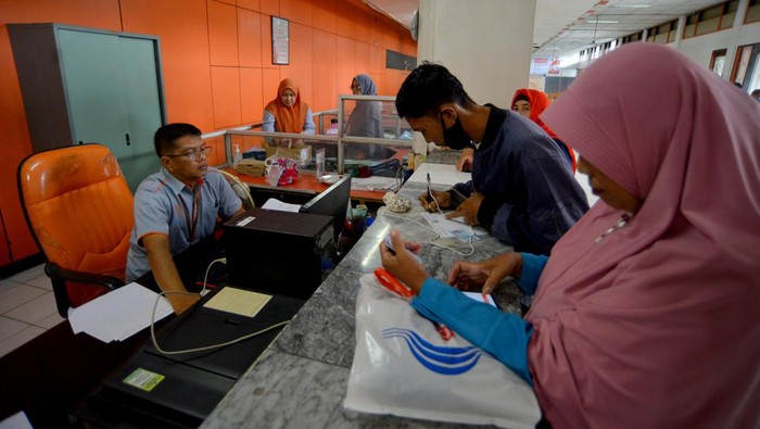 Terakhir 20 Desember, Begini Sibuknya Kantor Pos Layani Pencairan BSU Petugas melayani warga mengambil bantuan subsidi upah (BSU) di Kantor Pos Padang, Sumatera Barat, Senin (12/12/2022). PT Pos Indonesia mengingatkan bagi warga yang berhak menerima BSU untuk segera mencairkan sebelum batas pengambilan pada 20 Desember 2022, karena masih terdapat 1 juta pekerja memenuhi syarat yang belum mengambil BSU. ANTARA FOTO/Iggoy el Fitra/rwa.