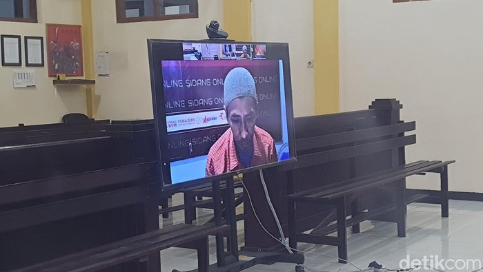Terdakwa pencabulan di Mojokerto saat mengikuti sidang secara daring