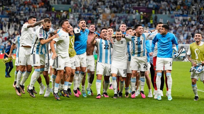Argentinan players celebrate victory after the FIFA World Cup Qatar 2022 quarter final match between Netherlands and Argentina at Lusail Stadium on December 9, 2022 in Lusail City, Qatar. (Photo by Jose Breton/Pics Action/NurPhoto via Getty Images)