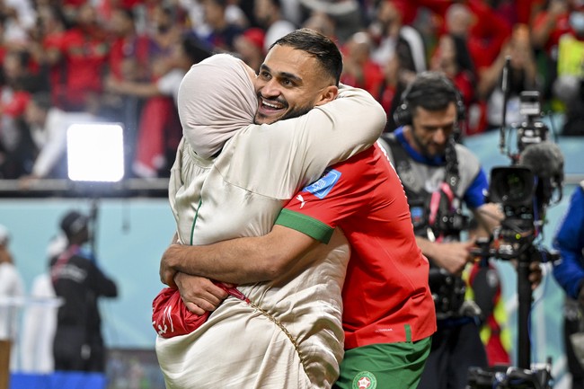 Dalam pertandingan Maroko melawan Portugal, Singa Atlas berhasil mencetak sejarah sebagai negara Afrika pertama yang sampai pada semifinal Piala Dunia. Sesaat setelah dinyatakan menang, Sofiane Boufal langsung menemui ibunya untuk berbagi kesenangan dan ucapan syukur. Foto: Getty Images