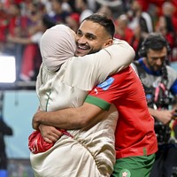 Dalam pertandingan Maroko melawan Portugal, Singa Atlas berhasil mencetak sejarah sebagai negara Afrika pertama yang sampai pada semifinal Piala Dunia. Sesaat setelah dinyatakan menang, Sofiane Boufal langsung menemui ibunya untuk berbagi kesenangan dan ucapan syukur. Foto: Getty Images