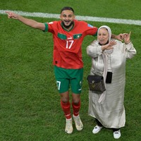 Timnas Maroko melaju ke semifinal Piala Dunia Qatar 2022 setelah mengalahkan Portugal 1-0 kemarin. Dalam laga bersejarah tersebut, ada momen mengharukan di mana pemain dan pelatih merayakan kemenangan mereka bersama para wanita spesial. Bukan WAGs (wives and girlfriends) melainkan ibu mereka.Foto: Getty Images
