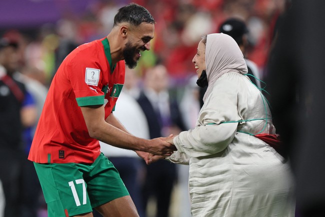 Sofiane Boufal bahkan membawanya ke lapangan untuk berpelukan dan menari bersama. Mereka tampak sangat berbahagia.Foto: Getty Images