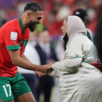 Sofiane Boufal bahkan membawanya ke lapangan untuk berpelukan dan menari bersama. Mereka tampak sangat berbahagia.Foto: Getty Images