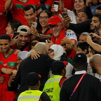 Selain pemain, sang pelatih Walid Regragui juga tidak melupakan ibu ketika timnas yang dimanajerinya berkesempatan untuk melaju ke babak semifinal bahkan final. Dalam foto, pria berkepala plontos itu tampak memeluk dan mencium kening ibunya. Potret mengharukan itu viral di media sosial.Foto: Getty Images