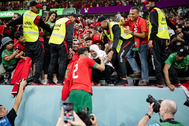 Sebelumnya, pemain Maroko lain yang langsung memeluk sang ibu ketika menang pertandingan di Piala Dunia Qatar 2022 adalah Achraf Hakimi. Setelah menang melawan Spanyol, ia langsung mendatangi wanita yang pernah bekerja sebagai buruh cuci itu.Foto: Getty Images
