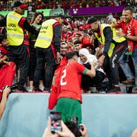 Sebelumnya, pemain Maroko lain yang langsung memeluk sang ibu ketika menang pertandingan di Piala Dunia Qatar 2022 adalah Achraf Hakimi. Setelah menang melawan Spanyol, ia langsung mendatangi wanita yang pernah bekerja sebagai buruh cuci itu.Foto: Getty Images