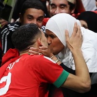 Aksi Achraf Hakimi memeluk dan mencium ibunya di Piala Dunia mengundang pujian dari netizen. Suami dari aktris Spanyol itu disebut contoh anak yang berbakti kepada orang tua. Bek andalan 24 tahun itu mengatakan jika bapak dan ibunya banyak berkorban agar dia bisa latihan bola.Foto: Getty Images