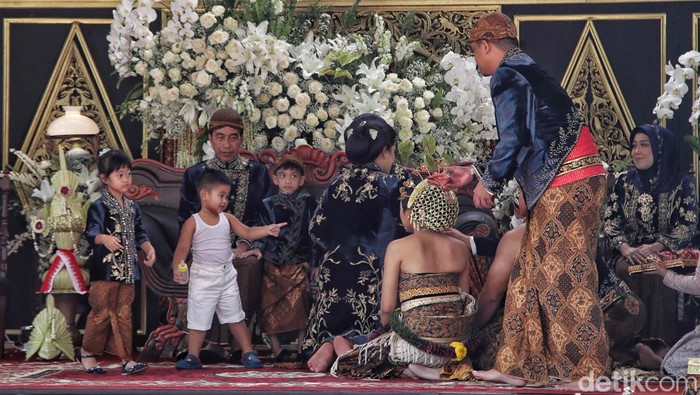 1 Cucu Presiden Joko Widodo terlihat saat acara pernikahan Kaesang - Erina di Yogyakarta dan Solo, Jumat (9/11/2022), Sabtu (10/11/2022) dan Minggu (11/12/2022).