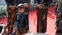 Cucu dari Presiden Joko Widodo (Jokowi), Jan Ethes tampil sebagai juru bicara Presiden usai midodareni di kediaman keluarga Gudono di Sleman, Yogyakarta, Jumat (10/12).