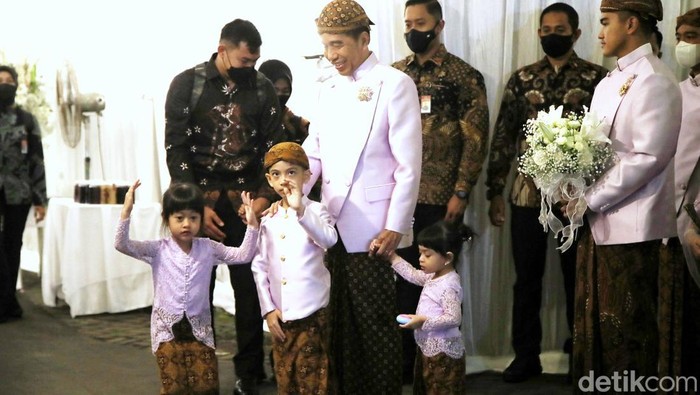 Tingkah Lucu Cucu-cucu Presiden Jokowi di Pernikahan Kaesang-Erina 1 Cucu Presiden Joko Widodo terlihat saat acara pernikahan Kaesang - Erina di Yogyakarta dan Solo, Jumat (9/11/2022), Sabtu (10/11/2022) dan Minggu (11/12/2022).