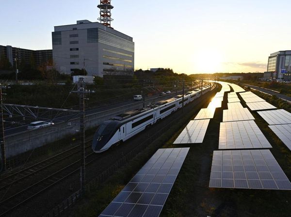 Top! Jepang Mulai Operasikan Kereta Tenaga Matahari