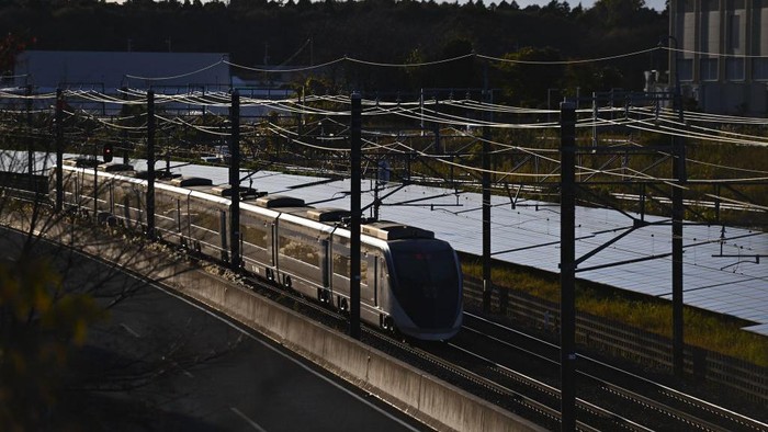 Top! Jepang Mulai Operasikan Kereta Tenaga Matahari Jepang mulai mengoperasikan kereta bertenaga matahari. Begini potretnya.