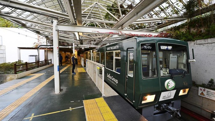 Top! Jepang Mulai Operasikan Kereta Tenaga Matahari Jepang mulai mengoperasikan kereta bertenaga matahari. Begini potretnya.