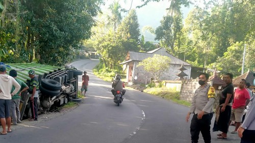 Truk pasir terguling di Desa Talibeng, Karangasem Senin (12/12/2022).