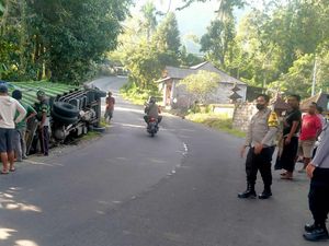 Tak Kuat Nanjak, Truk Muat Pasir Terguling di Sidemen