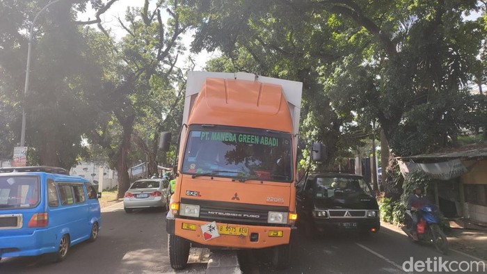 Truk tersangkut separator di Jalan Raya Bogor, Depok, Senin (6/12/2022).
