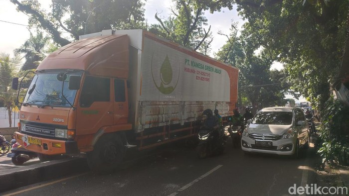Truk tersangkut separator di Jalan Raya Bogor, Depok, Senin (6/12/2022).