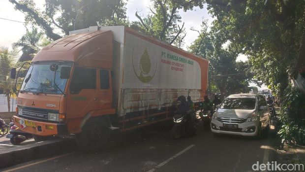 Truk tersangkut separator di Jalan Raya Bogor, Depok, Senin (6/12/2022).