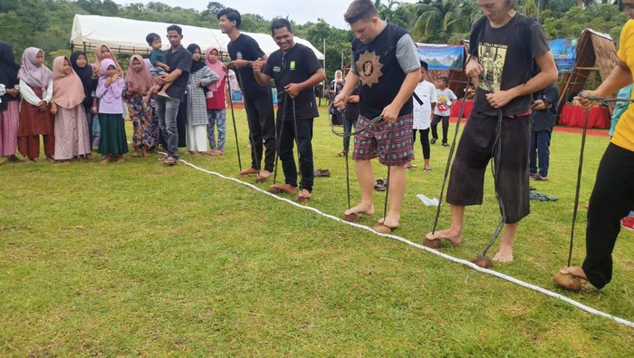 Turis asing bermain egrang di Festival Ujung Barat, Sabang. (Foto: Dok Disbudpar Aceh)