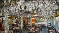 Ada banyak uang dollar yang menempel di dinding hingga menggantung di langit-langit restoran. Inilah yang menjadi daya tarik restoran itu. Foto: onlyinyourstate.com