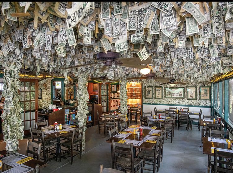 Unik Banget! Restoran Sederhana Ini Dihiasi Ratusan Lembar Uang Dollar