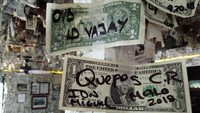 Jika dilihat lebih detail, terdapat tulisan pada setiap uang dollarnya. Rupanya, restoran membebaskan pengunjung untuk menulis nama di uang tersebut. Foto: onlyinyourstate.com