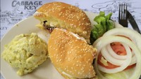Jika ingin yang lebih mengenyangkan, Cabbage Key Inn juga menawarkan menu burger yang dilengkapi dengan salad dan mashed potato. Sepertinya enak ya? Foto: onlyinyourstate.com