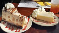 Mereka juga menawarkan beberapa dessert enak, mulai dari cheesecake original hingga cheesecake chocolate yang dihiasi krim. Mau coba? Foto: onlyinyourstate.com