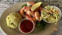 Tak hanya soal dekorasi, restoran tersebut juga menyuguhkan makanan lezat. Salah satunya, salad udang. Foto: onlyinyourstate.com