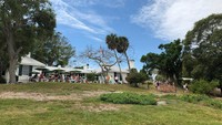 Restoran bernama Cabbage Key Inn ini menjadi salah satu destinasi menarik. Tampak bagian luar restoran sangat sederhana karena dibangun di dalam rumah tua sederhana. Foto: onlyinyourstate.com