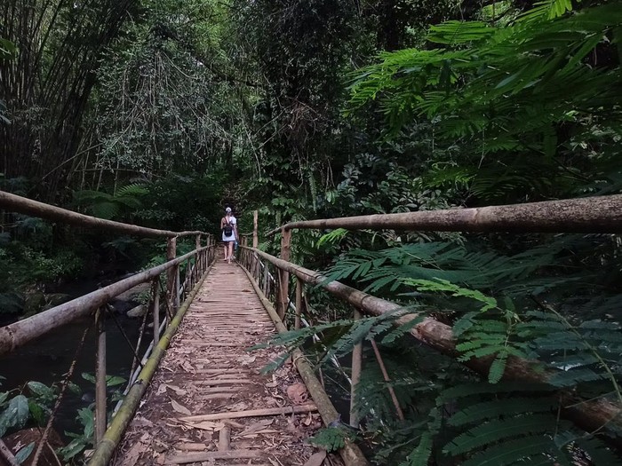Untuk bisa menjumpai air terjun Leke-leke, pengunjung mesti melalui jalan setapak tanah yang berkelak-kelok. Bisa dibilang, untuk sampai ke lokasi air terjun, pengunjung mesti tracking. Jadi perlu usaha juga untuk menjangkau air terjun itu.

Selama perjalanan menuju lokasi air terjun, pengunjung akan melalui suasana tegalan yang masih hijau dan berhawa sejuk.

Perjalanan mendekati air terjun Leke-leke akan disambut dengan jembatan bambu. Setelah melalui jembatan itu dan melalui jalan setapak yang sedekit menanjak, pemandangan air terjun dengan suaranya yang deras akan terlihat dan terdengar.