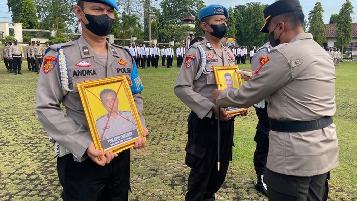 Upacara PTDH terhadap 5 Anggota Polisi di Lampung Utara (Foto: Dok Polres Lampung Utara)
