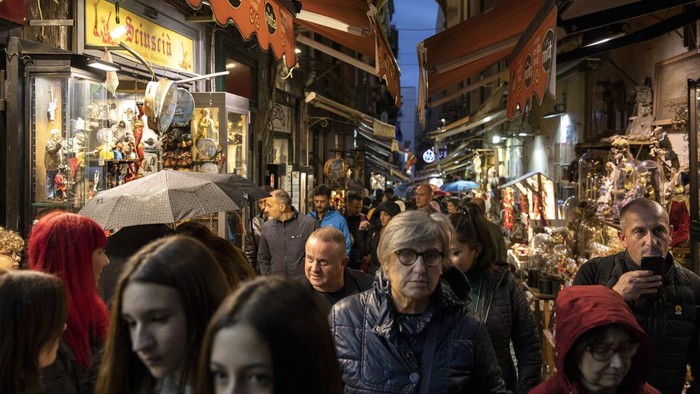 Via San Gregorio Armeno Napoli, dipenuhi turis menjelang Natal dan Tahun Baru.