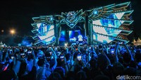 Semua ikut bergoyang dengan lagu-lagu pilihan DJ Zedd. Foto: (dok. Ari Saputra/detikcom)
