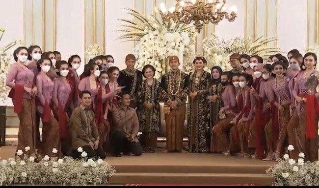 Ketika mengabdikan di atas pelaminan dan bertemu dengan Erina, 34 Puteri Indonesia 2022 membentuk formasi, meski berdesak-desakan foto tersebut berlangsung penuh tawa. Barisan 34 Bridesmaids Puteri🇮🇩 for Erina &Kaesang —bersama Bapak @jokowi Ibu Iriana, and family. Hadir prima dari beragam kota untuk hari bahagia #KaesayanganErina. They are no longer two, but one, tulis akun @ginasinaga. Foto: Dok. Youtube Presiden Joko Widodo.