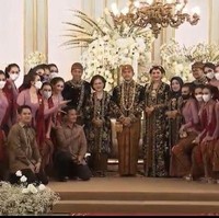 Ketika mengabdikan di atas pelaminan dan bertemu dengan Erina, 34 Puteri Indonesia 2022 membentuk formasi, meski berdesak-desakan foto tersebut berlangsung penuh tawa. Barisan 34 Bridesmaids Puteri🇮🇩 for Erina &Kaesang —bersama Bapak @jokowi Ibu Iriana, and family. Hadir prima dari beragam kota untuk hari bahagia #KaesayanganErina. They are no longer two, but one, tulis akun @ginasinaga. Foto: Dok. Youtube Presiden Joko Widodo.