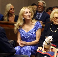 Inilah potret Abigail dengan pasangan lesbinya Veronica. Wanita 69 tahun itu menikah dengan Abigail pada 2017. Foto: dok. AP