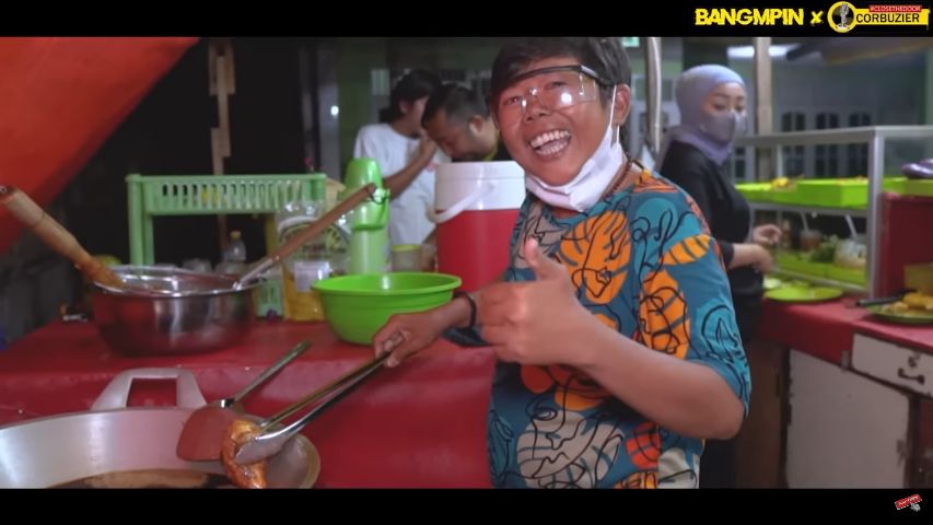 Adul, pelawak yang kini buka warung pecel ayam.