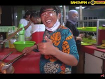 Merakyat! 5 Artis Sukses Jualan Kuliner Kaki Lima